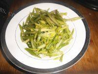 家常菜芹菜炒土豆做法图解4)