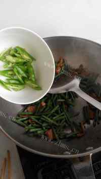 香脆的豇豆炒肉做法图解4)