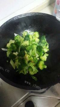 家常菜西兰花炒鸡腿菇做法图解5)