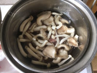 香浓的菇菇排骨汤的做法图解二