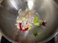 家常菜肉炒菜花做法图解4)