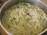 美味的豆芽丸子汤做法图解11)