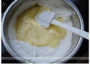 美味的酸奶戚风蛋糕做法图解8)