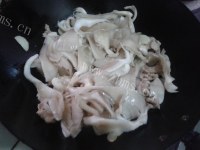 独特的平菇炒肉做法图解5)