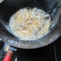 美味的金针菇丸子汤做法图解6)
