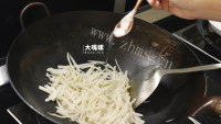 紫苏炒石螺做法图解2)