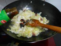 家常菜腊肠炒包菜做法图解7)