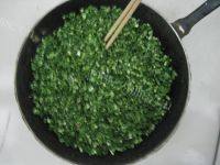 口感好的猪肉韭菜馅饺子做法图解5)
