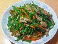 美味的韭菜苔炒肉做法图解8)