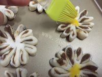 自制枣泥菊花酥做法图解22)