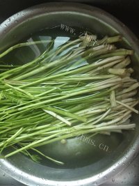 家常菜水芹炒香干做法图解1)