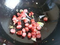 家常菜腊肠炒菜心做法图解3)