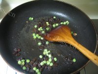 美味的五彩菠萝炒饭做法图解4)