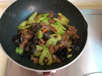 苦瓜炒牛肉做法图解9)