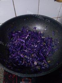 喷香的清炒紫甘蓝