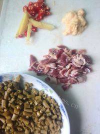 家常菜酸豆角炒鸡胗做法图解1)