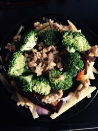 美味的猪肉煲仔饭做法图解9)