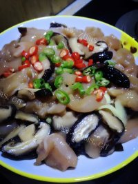 色泽鲜亮的香菇蒸鸡做法图解4)