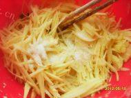 土豆丝鸡蛋饼自制做法图解3)