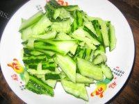 「家有大厨」凉拌黄瓜做法图解4)