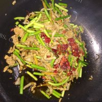 回味无穷的蒜苔炒肉丝做法图解6)
