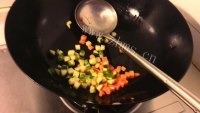 营养的孜然胡萝卜黄瓜炒饭做法图解6)