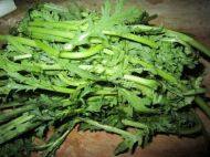 很有食欲的凉拌茼蒿做法图解1)