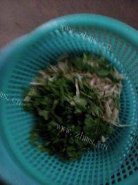 家常菜肉丝炒芹菜做法图解2)