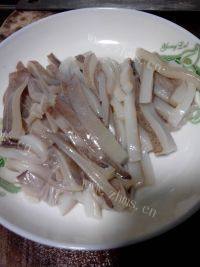 鲜香的芹菜炒鱿鱼做法图解6)