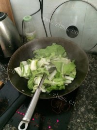 美味营养的炒白菜做法图解4)