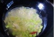 美味的蚕豆酸菜丝粉汤做法图解5)