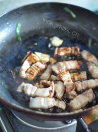 美味的五花肉粉丝煲做法图解3)