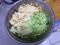 美味的凉拌油豆皮做法图解2)