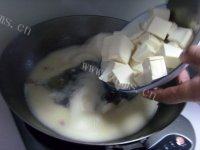 常吃不腻的鱼头豆腐汤做法图解9)