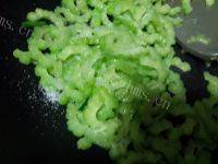 常吃不腻的苦瓜炒肉做法图解9)