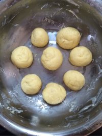香甜芝麻牛角面包做法图解4)