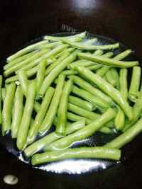 美味的四季豆炒肉做法图解3)