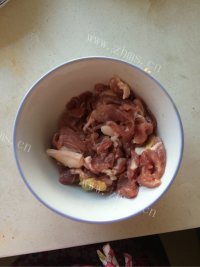 色泽鲜亮的香菇炒肉片做法图解2)