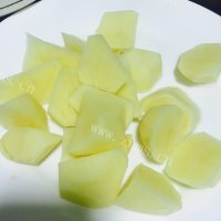 玉盘珍馐的红烧肉炖土豆做法图解4)
