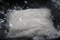 好吃的酸菜米线做法图解3)