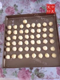 自制蛋黄椰蓉球做法图解8)
