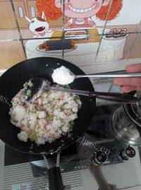 很有食欲的炒米饭做法图解6)