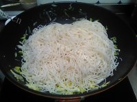 美味的鸡蛋炒米粉做法图解8)