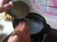 美味的玉米羹鸡蛋汤做法图解3)