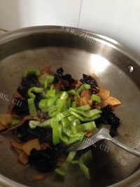 木耳竹芛炒肉做法图解15)
