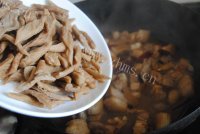 家常菜萝卜干炖肉做法图解13)