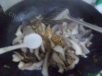 美味的韭菜炒蘑菇做法图解9)