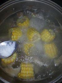 口感丰厚玉米炖排骨做法图解4)