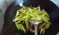 家常菜西芹炒腊肉做法图解5)