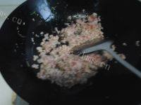 肉末雪菜炖豆腐做法图解4)